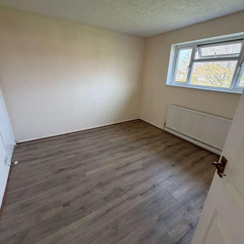 Slough, SL1 - Photo 1