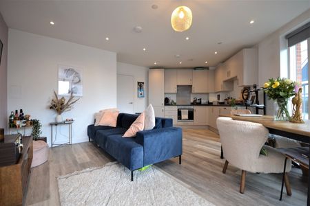 Flat to rent - St. Marks Road, Bromley, BR2 - Photo 2