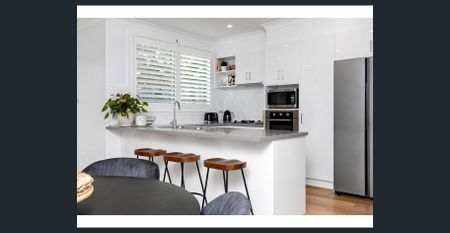 SPACIOUS AND IMPRESSIVE AIR-CONDITIONED TOWNHOUSE - Photo 3