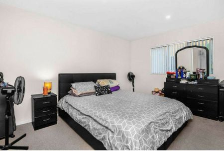 Family-Friendly 4 Bedroom, 2 Bathroom Home - Photo 3