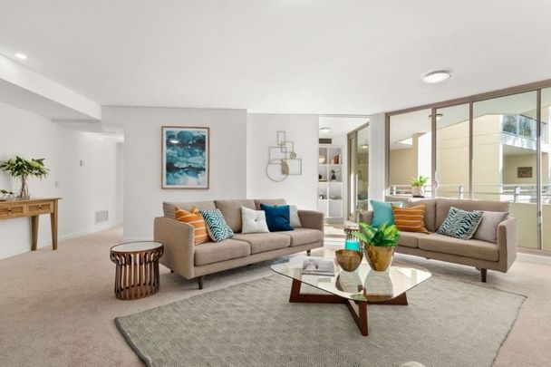 Bright and Spacious Three-Bedroom Apartment with Two Car Spaces – Gateway - Photo 1