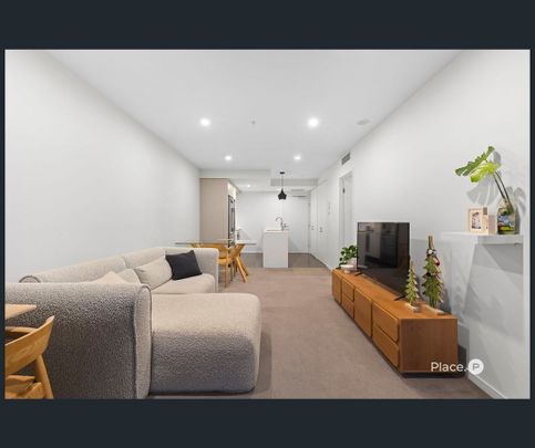 Elevated One-Bedroom Living with City Views in South Brisbane - Photo 1