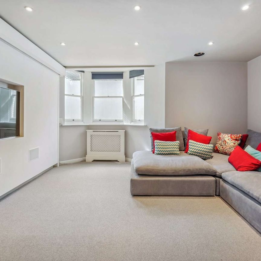 Generously proportioned house with enviable entertaining space moments from Clapham Common - Photo 1