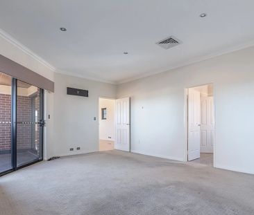 Magnificent 2-Storey Home - An Entertainer's Dream! - Photo 2