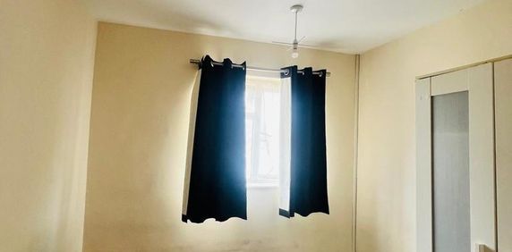 1 bedroom in a flat share to rent - Photo 2