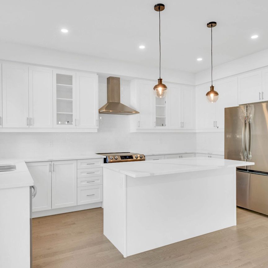 For Lease - 91 Berkely Street, Wasaga Beach, Ontario - Photo 1