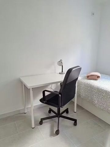 Calle Avellana, Sevilla, Andalusia 41009 - Photo 5