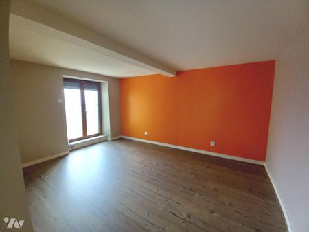 Dans le bourg, Maison de 90 m² comprenant spacieuse pièce de vie (48m²) avec cuisine aménagée e... - Photo 4