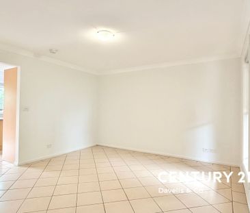 Freshly Painted - Three Bedroom Townhouse! - Photo 1