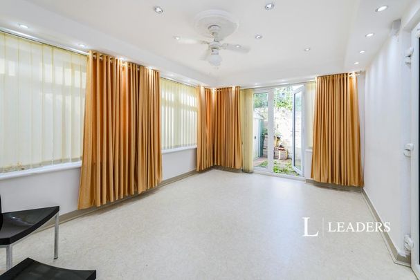 5 bedroom bungalow to rent - Photo 1