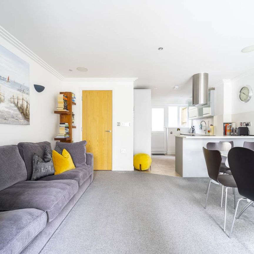 3 bed town house to rent in Durrant Road, Parkstone, BH14 - Photo 1