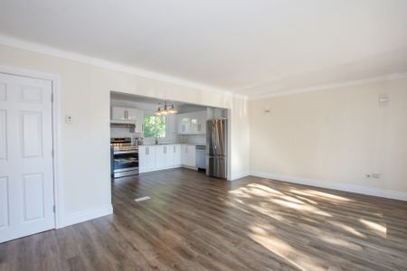 **ALL INCLUSIVE** Gorgeous 2 Bedroom Main Unit in St. Catharines!! - Photo 2