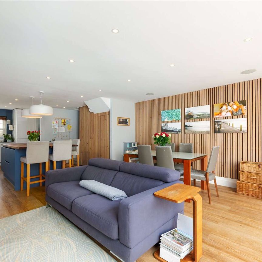 Stunning neoclassical house with garage close to Putney Heath. - Photo 1