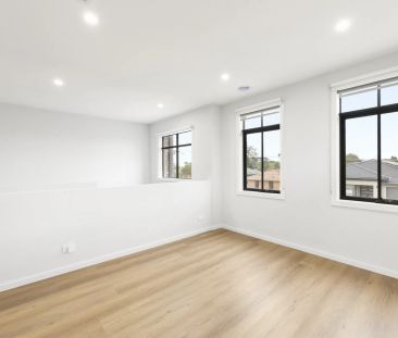 MODERN DOUBLE-STOREY FAMILY HOME IN A PRIME LOCATION - Photo 3