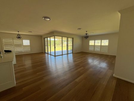 Executive 4 bedroom family home with rural views - Photo 3