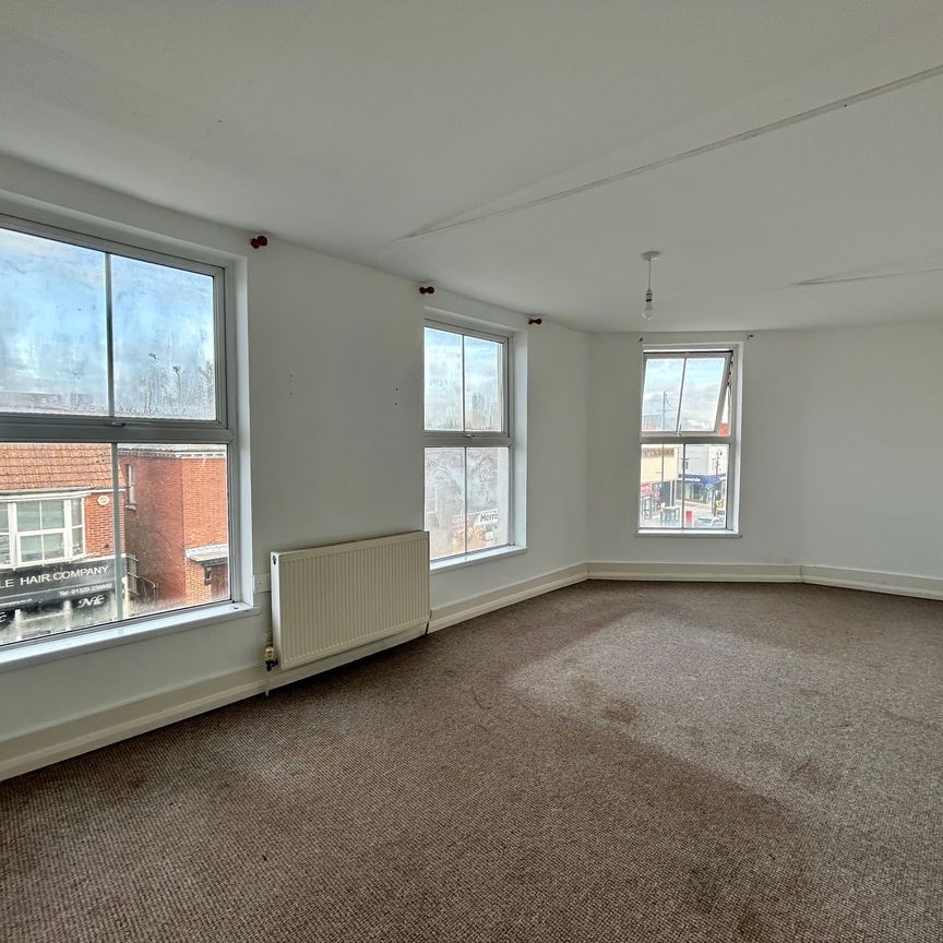 3 bedroom house to rent West Street, PO16 - Photo 1