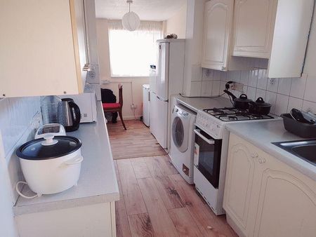 1 bedroom in a house share to rent - Photo 3