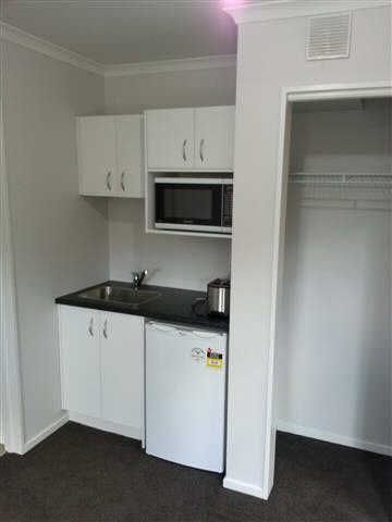 Modern Furnished Studio Rooms – Prime Lorne Street Location Located on Lorne Street, just a 5-minute walk to Waikato and Braemar Hospitals and close to the CBD and Wintec, these stylish studio rooms offer convenient, low-maintenance living — perfect for singles or couples. - Photo 5