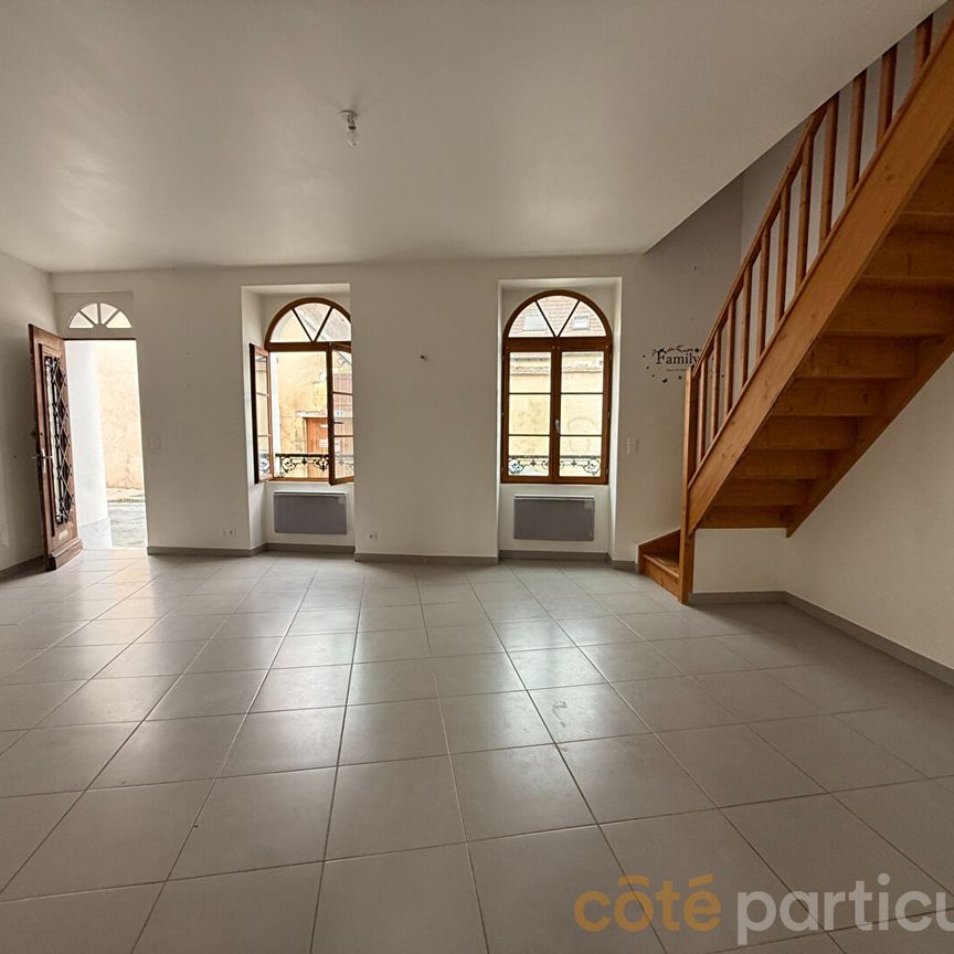 Maison de ville spacieuse avec cour et dépendances en centre-ville - Photo 1