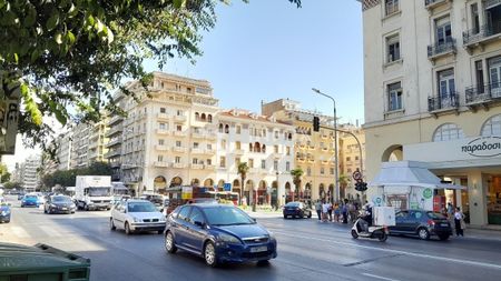 ΣΗΜΕΙΟ ΜΕ ΠΟΛΥ ΜΕΓΑΛΗ ΔΙΕΛΕΥΣΗ ΠΕΖΩΝ - Photo 3