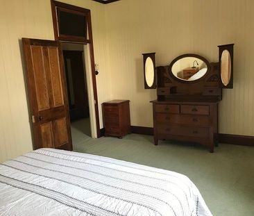 Fully Furnished Large family home in central location - Photo 4