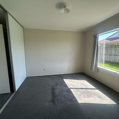 3 Bedrooms in BURSWOOD - Photo 1