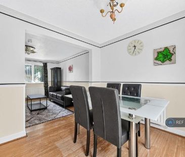 4 bedroom semi-detached house to rent - Photo 3