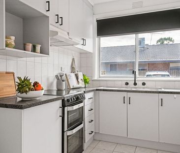 Pet friendly recently refreshed ground floor apartment in a block o... - Photo 3
