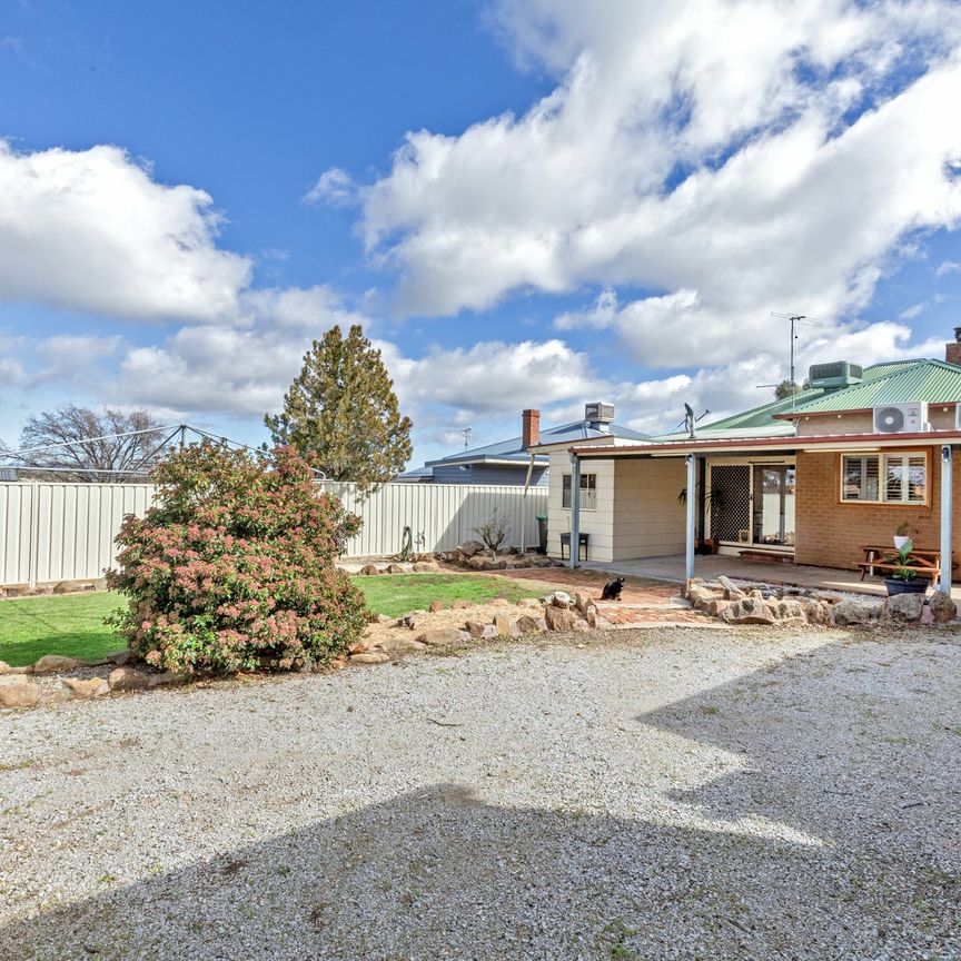 Spacious 3-Bedroom Home in Prime East Tamworth Location! - Photo 1