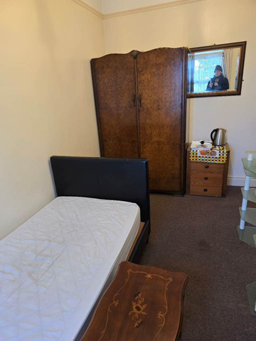 1 bedroom in a flat share to rent - Photo 2