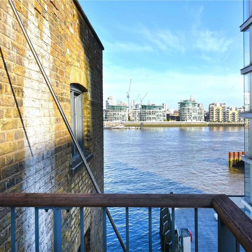 A light and spacious two bedroom apartment situated on the fourth floor of this fine riverside, warehouse conversion, conveniently located for Shad Thames and the Jubilee line at Bermondsey. - Photo 1