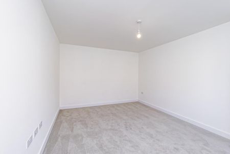 4 bedroom semi-detached house to rent - Photo 3