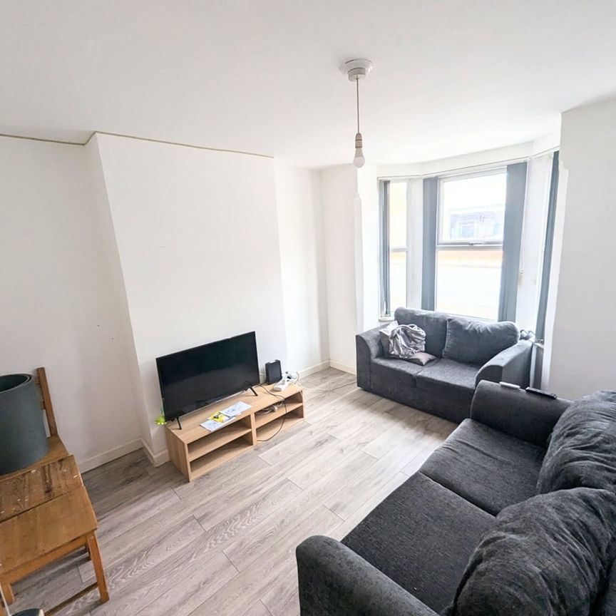 Room in a Shared House, Castle Boulevard, NG7 - Photo 1