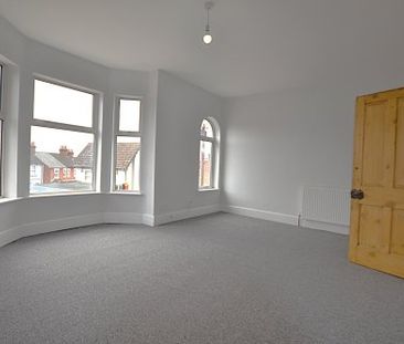 Large 4 bedroom semi detached house - Photo 4