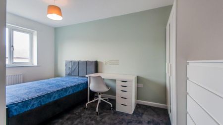 4 bedroom semi-detached house to rent - Photo 3