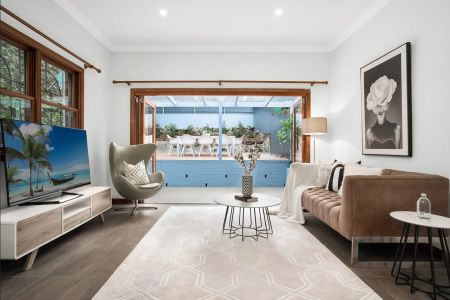 Spacious Four-Bedroom Family Home with Entertainer's Courtyard in Prime Bondi Junction - Photo 3