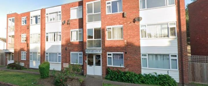 spacious 2 double bedroom property located close to Barnet Station - Photo 1