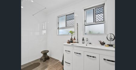 Comfortable Family Living in Redcliffe - Photo 4