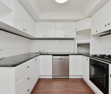 Lovely 2-Bedroom Unit Opposite Peaceful Parklands - Photo 4