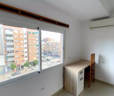 Room in a shared 4-bedroom apartment for rent in Campanar - Photo 2