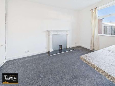 Greenwood Avenue, FY1 - Photo 2