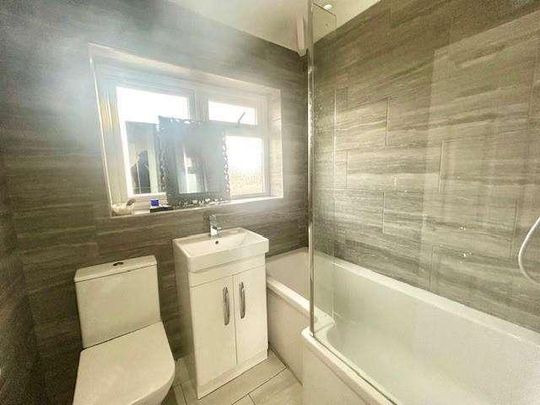 Elizabethan Way, Staines-upon-thames, TW19 - Photo 1