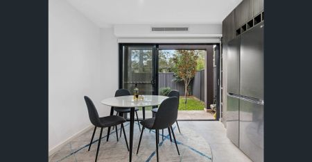 Splendid contemporary townhome in esteemed address - Photo 2