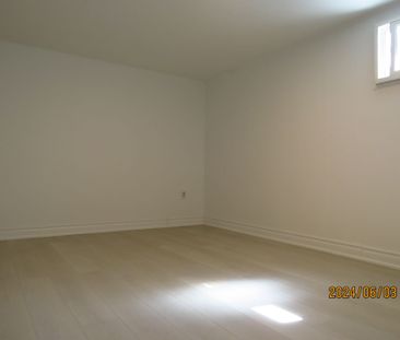 For Lease - 47 Kemp sell Crescent, Toronto, Ontario - Photo 4