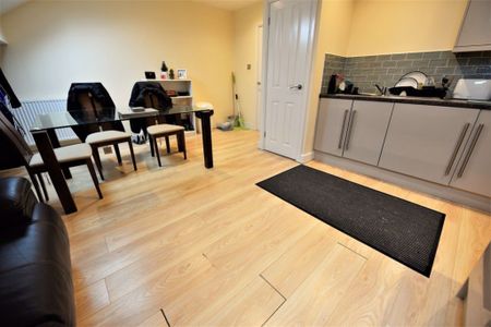 1 bedroom Flat in Otley Road, Leeds - Photo 2