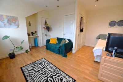 3 bedroom House in Haddon Avenue, Leeds - Photo 1