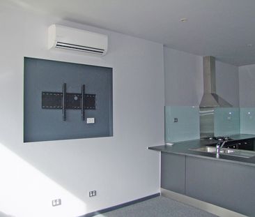 Stylish two-bedroom apartment - Some utilities & white goods included - Photo 4