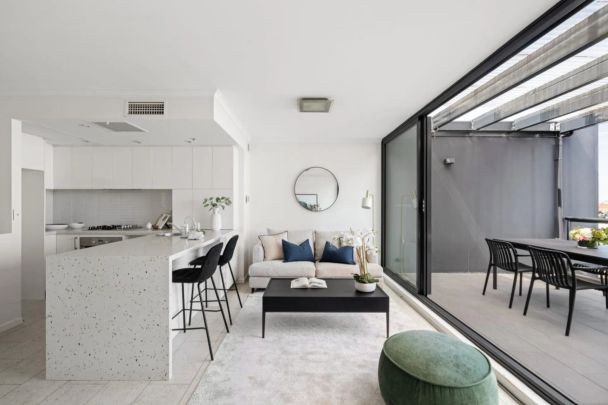 Inner-City Sub-Penthouse with Sweeping District Views - Photo 1