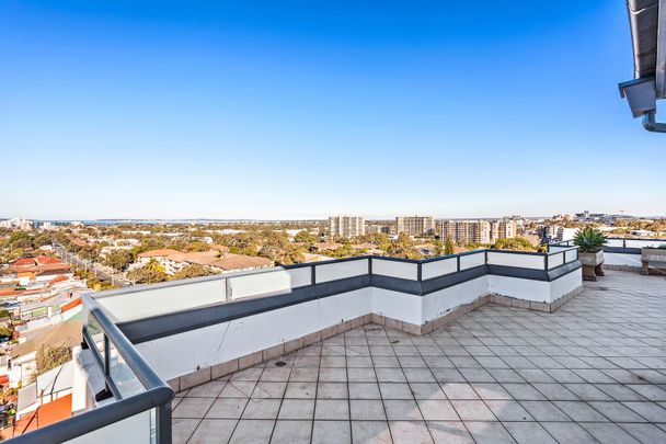 Luxury Penthouse with Sweeping Views - Photo 1