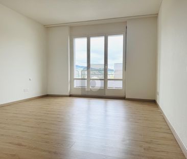 UNIQUE WITH BEAUTIFUL LAKE VIEW - Photo 4